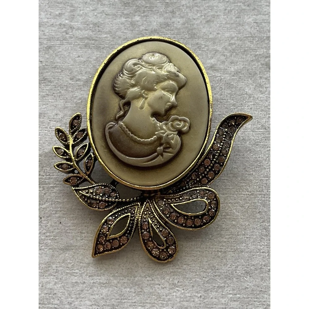 vintage-inspired gold-tone cameo brooch Beige Profile Estate Jewelry